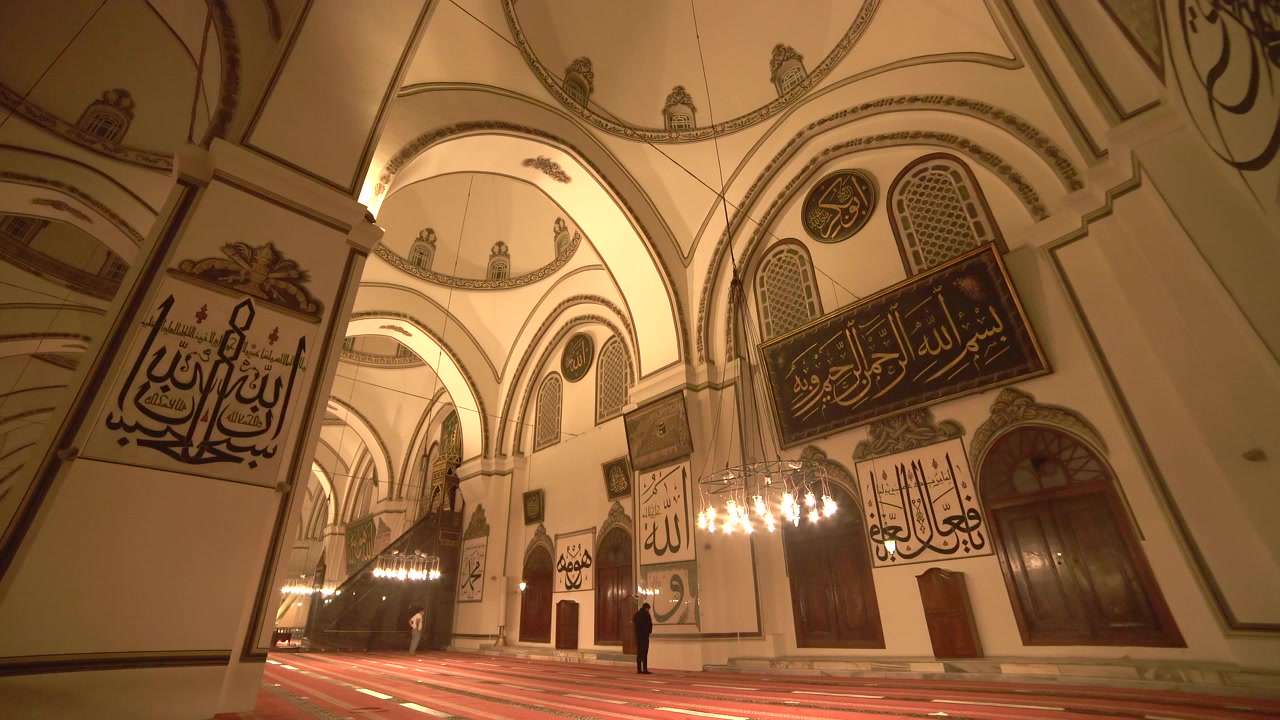 Uomo Musulmano che Prega all'Interno di una Grande Moschea