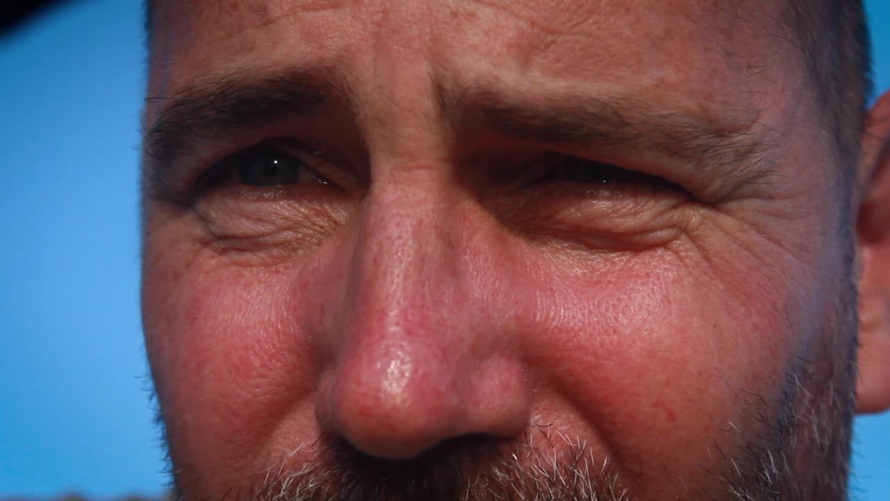 사진 촬영을 위해 초점과 조명을 바꾸는 카메라 렌즈를 들여다보는 사진작가