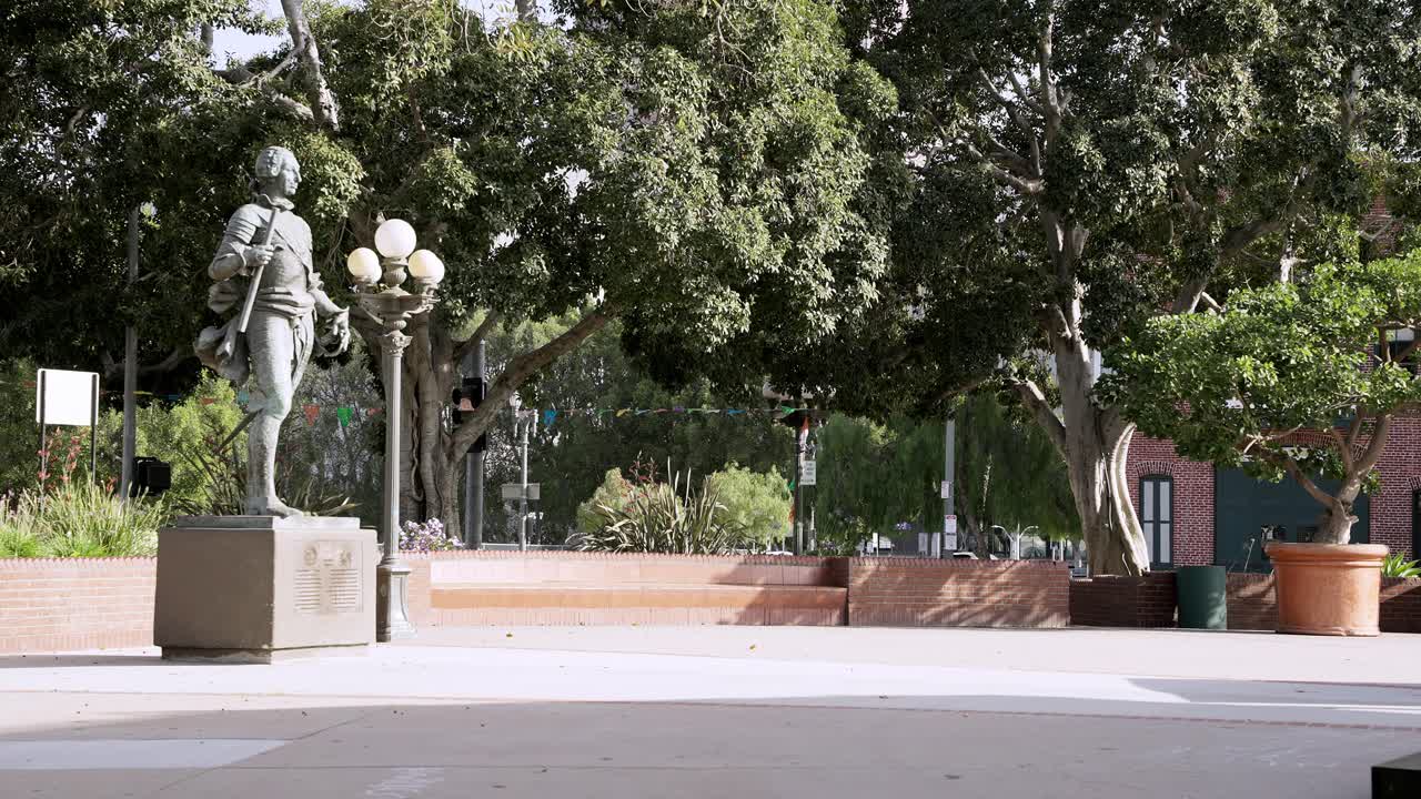 Statua in piedi nella piazza.