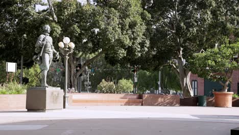 Estatua-De-Pie-En-La-Plaza