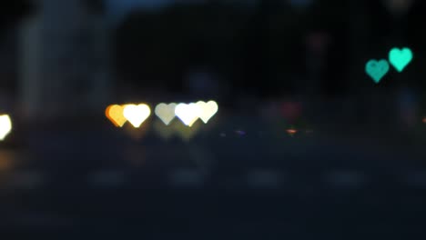 bokeh de hermosos corazones del camión en movimiento y los semáforos en la noche, el día de san valentín, el día de la boda o las redes sociales como concepto de fondo