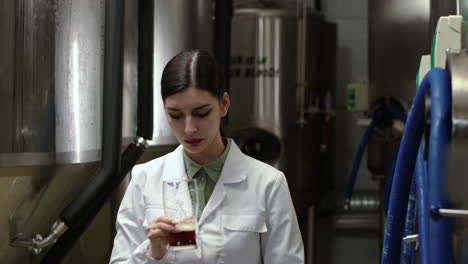 mujer haciendo control en la cervecería