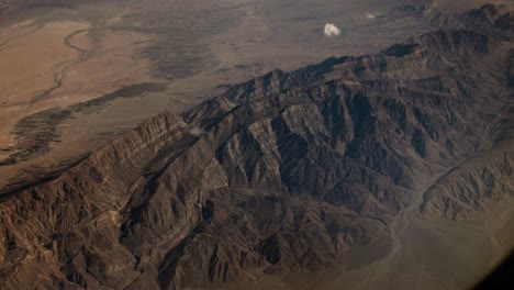 vista aérea desde un avión del desierto de irán paisaje de cordilleras en el medio oriente