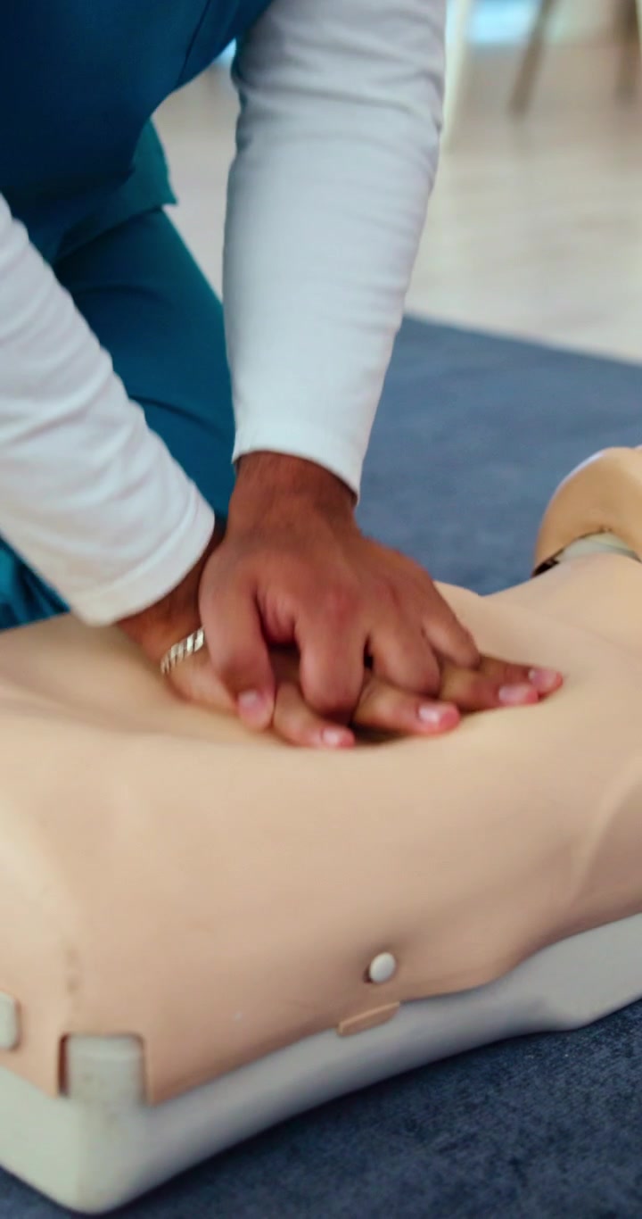 Eğitim Mankeni Üzerinde Kalp Masajı (CPR) Uygulayan Sağlık Profesyoneli