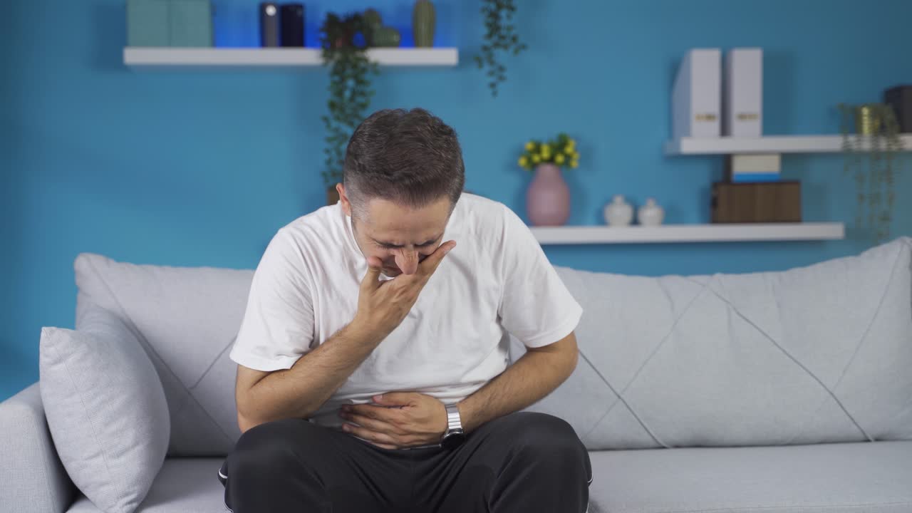 hombre con náuseas.