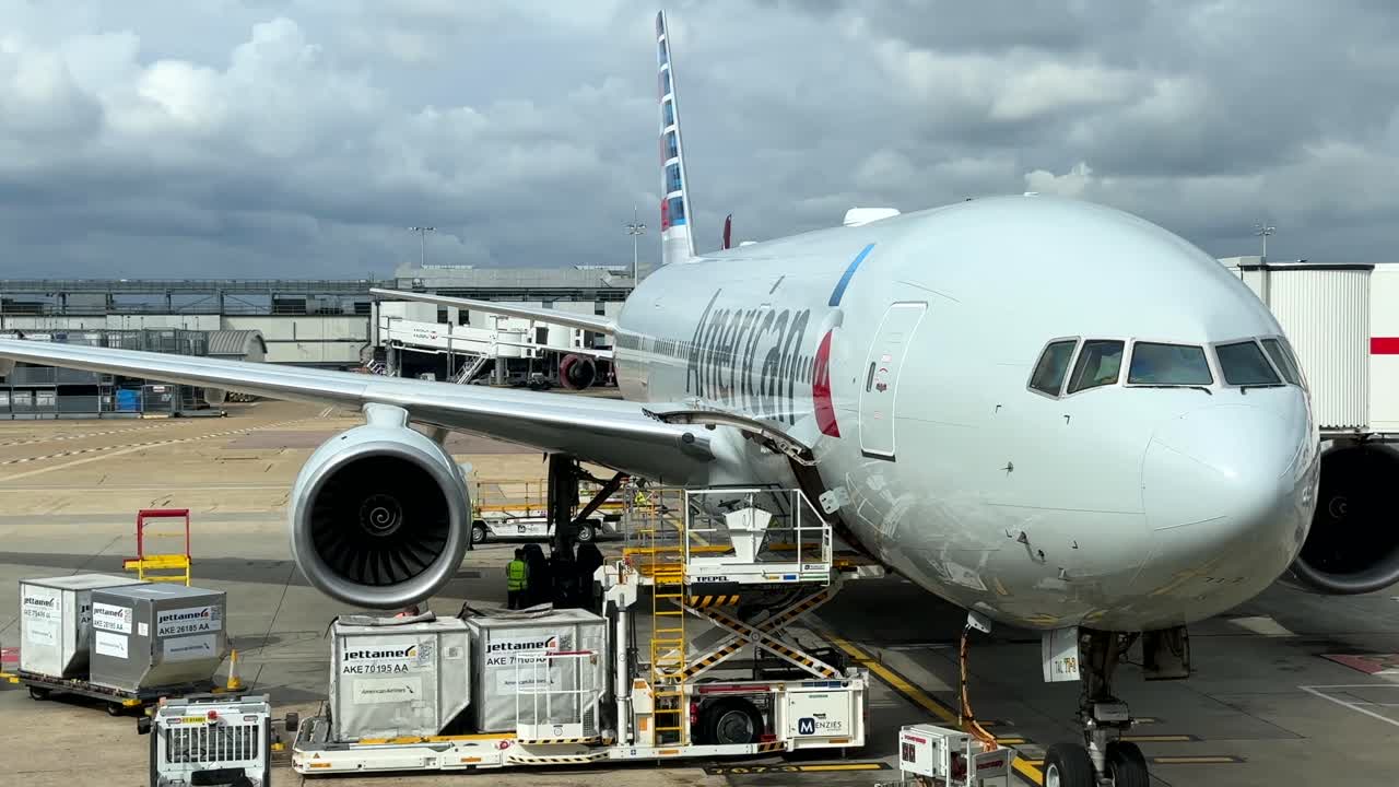 aviones de american airlines en un día nublado estacionados en el aeropuerto repostando