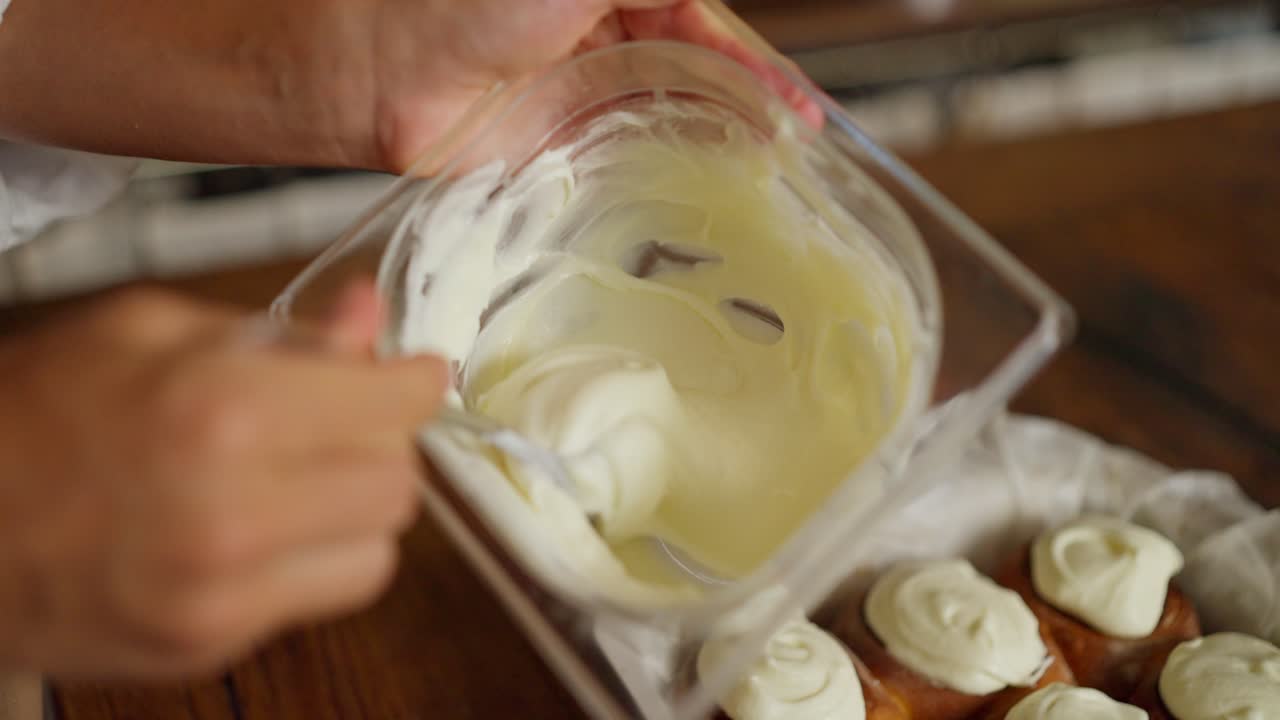 haciendo deliciosos rollos de canela con glaseado de queso crema