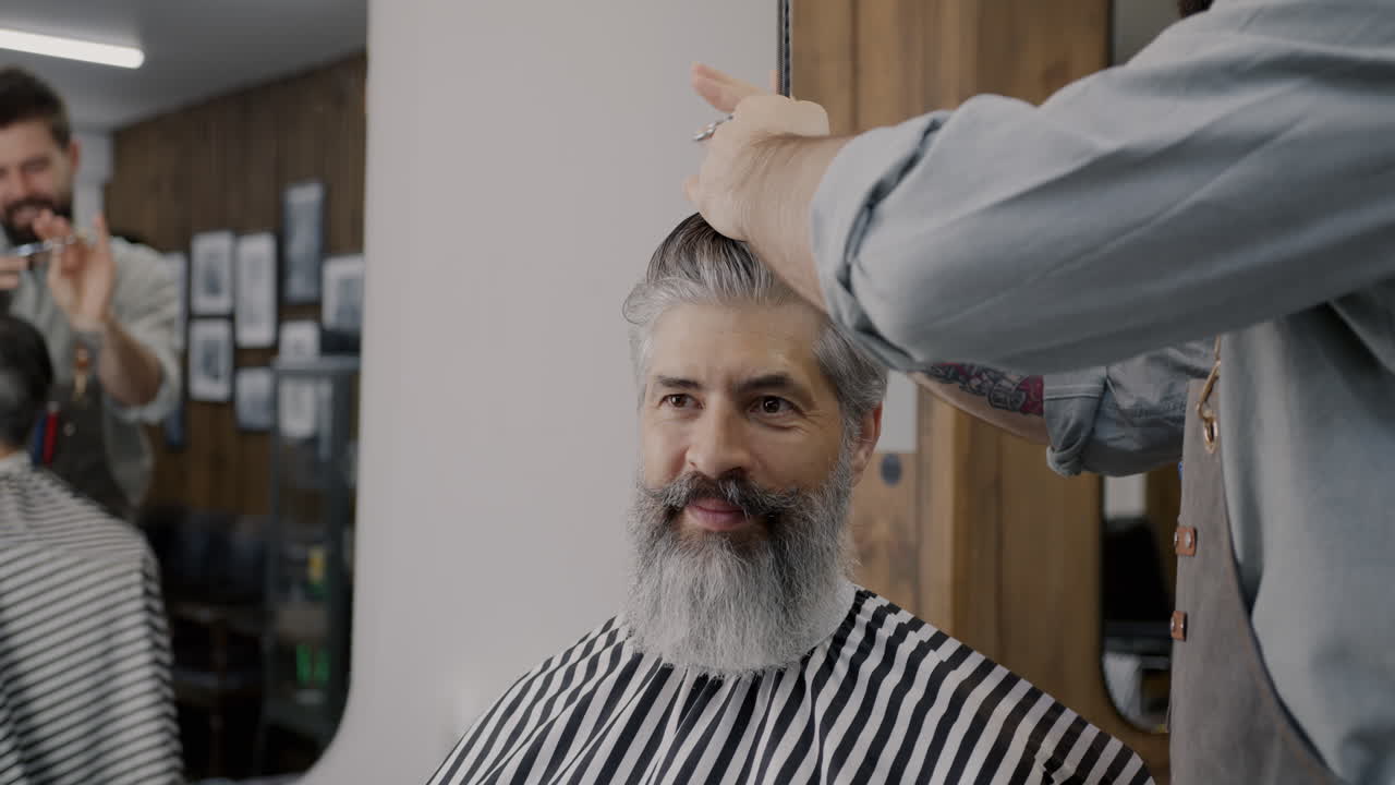 hombre cortándose el cabello en la barbería