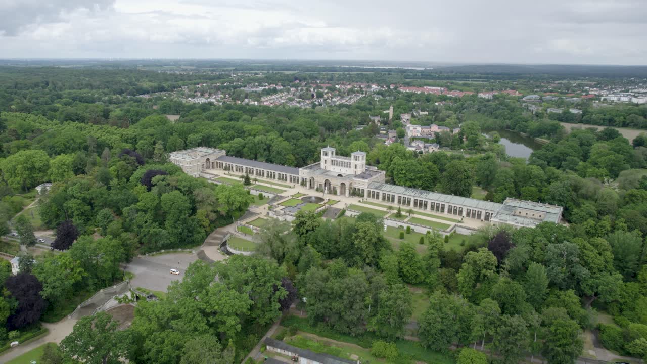 toma aérea del castillo de orangerieschloss en potsdam, alemania en bosque verde