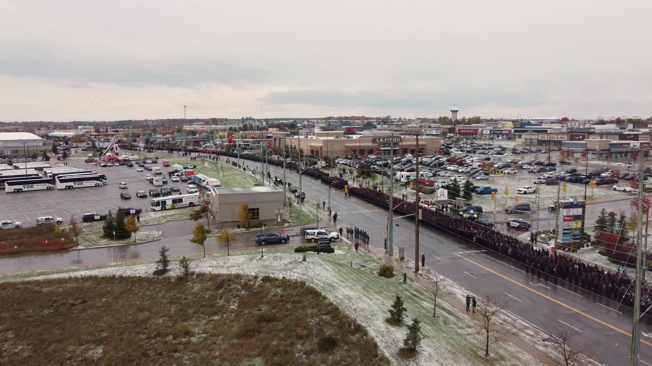 살해된 경찰관 앤드류 홍의 장례 행렬 위로 드론 비행