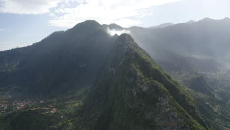 paisaje épico y hermoso en drones sobre madeira con niebla, niebla y nubes a la luz del sol