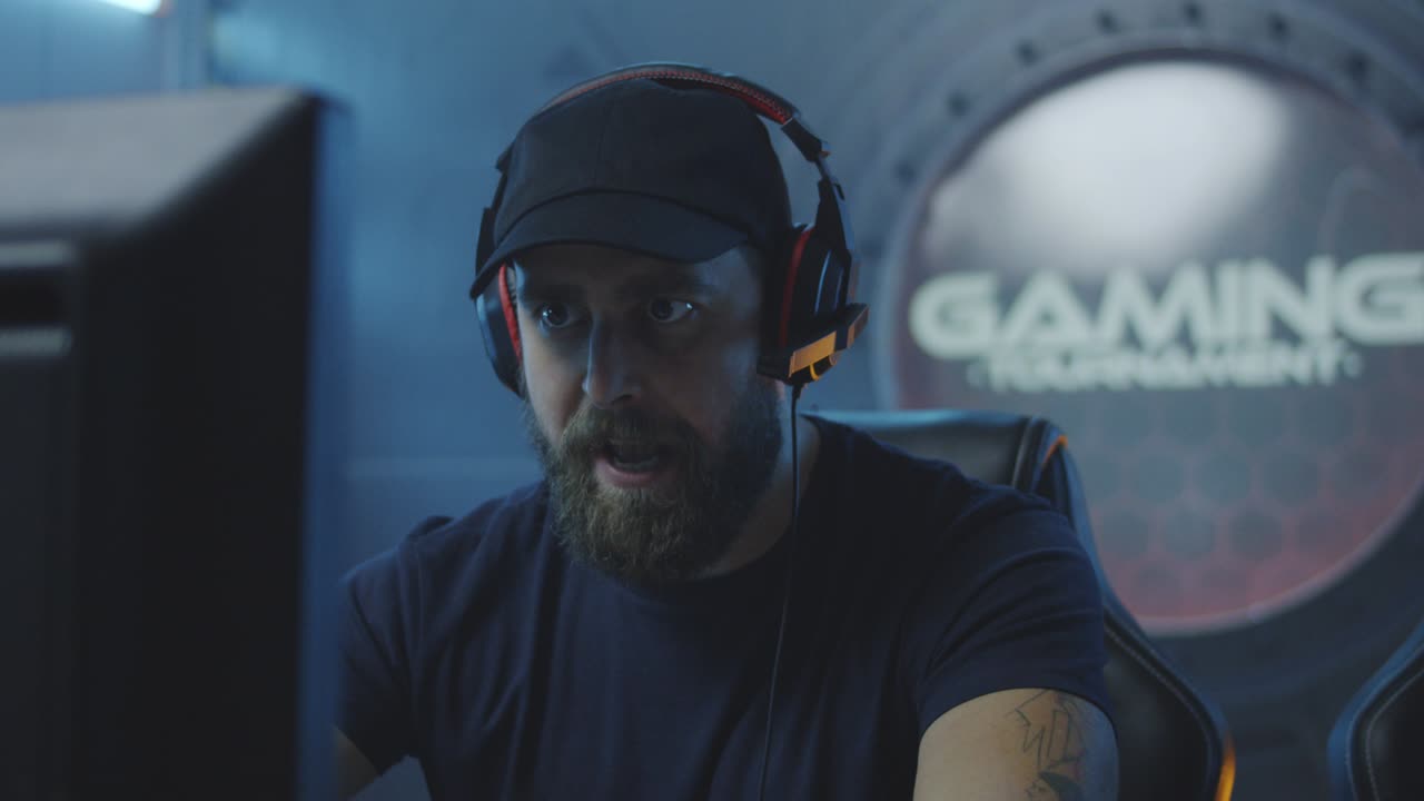 hombre jugando en un torneo de juegos