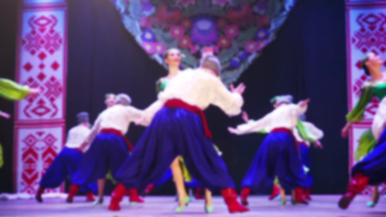 Tarian nasional Ukraina. Tidak fokus. Gerak lambat