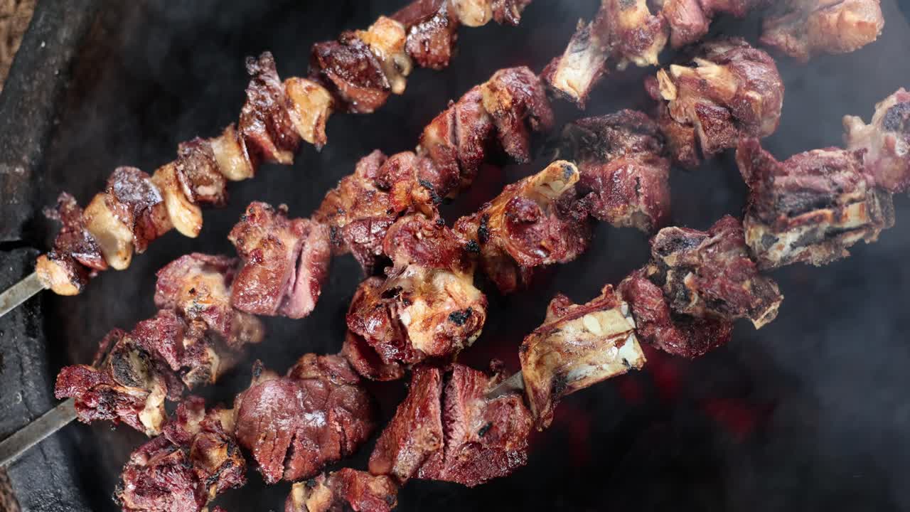 바베큐 에 있는 그릴 된 고기 스피어