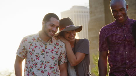 Grupo-De-Amigos-Frente-Al-Horizonte-De-Manhattan-Al-Atardecer