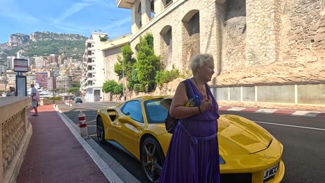 dos mujeres interactúan cerca de un supercoche amarillo