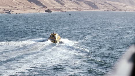 evacuación médica en un barco de vela rápido en el canal de suez en un día soleado
