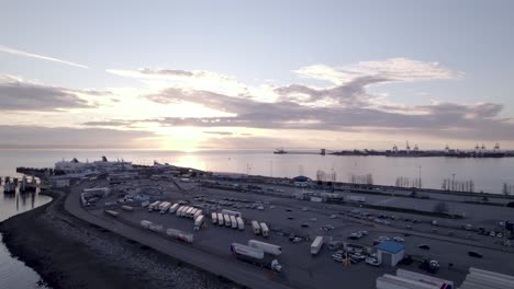 vista aérea de los camiones estacionados en la terminal de transbordadores de tsawwassen bc en el puerto de vancouver, canadá