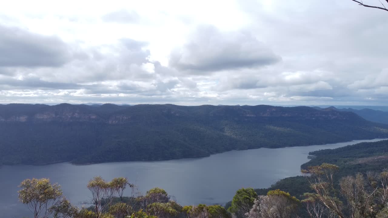 primer plano de sobrevuelo con revelación panorámica