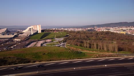 vistas aéreas de la ciudad de la cultura y la carretera