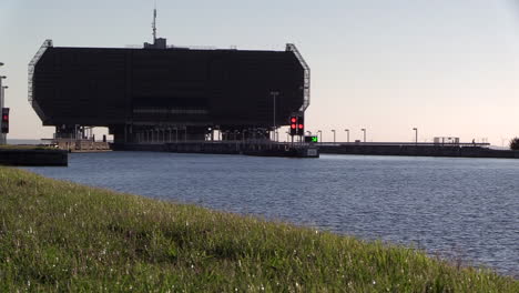 Strépy-Thieu-boat-lift,-view-at-the-top-entrance-and-water-overpass-from-the-upper-the-channel,-LEFT-PAN