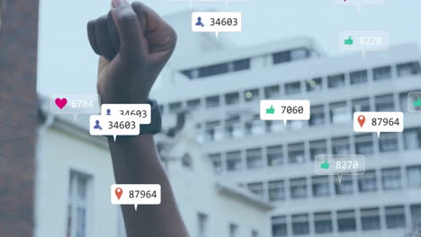 animación de notificaciones en las redes sociales sobre una mujer afroamericana levantando el puño en la ciudad