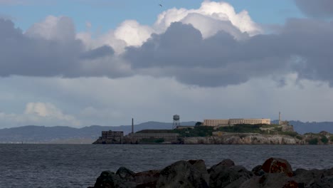 las nubes de tormenta se deslizan sobre la isla de alcatraz y apagan el último rayo de sol en la prisión de san francisco