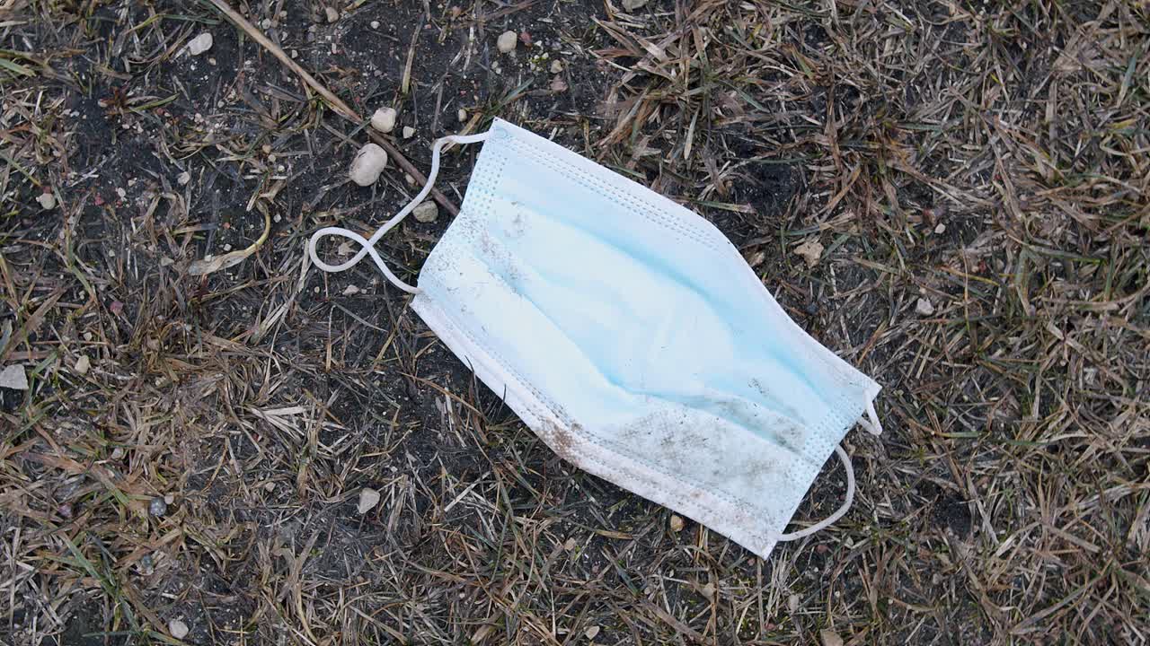 covid-19 대유행 인위적 부하 후 의료용 안면 마스크로 자연 오염