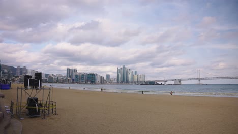 la playa de gwangali, con el distrito de busan y haeundae en el fondo, corea del sur