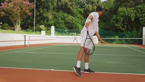 Tennis-player-juggles-with-the-tennis-ball