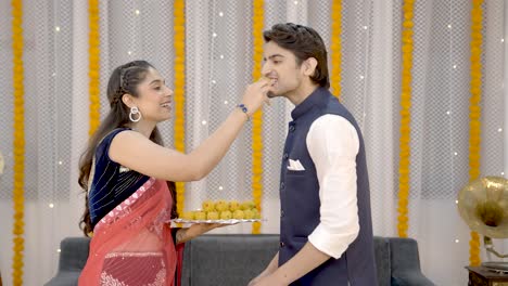 una pareja india disfrutando del diwali