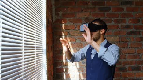 ejecutivo usando auriculares de realidad virtual en la oficina 4k