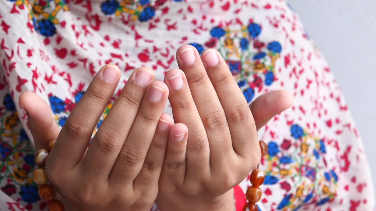 cerca de las mujeres musulmanas manos orando