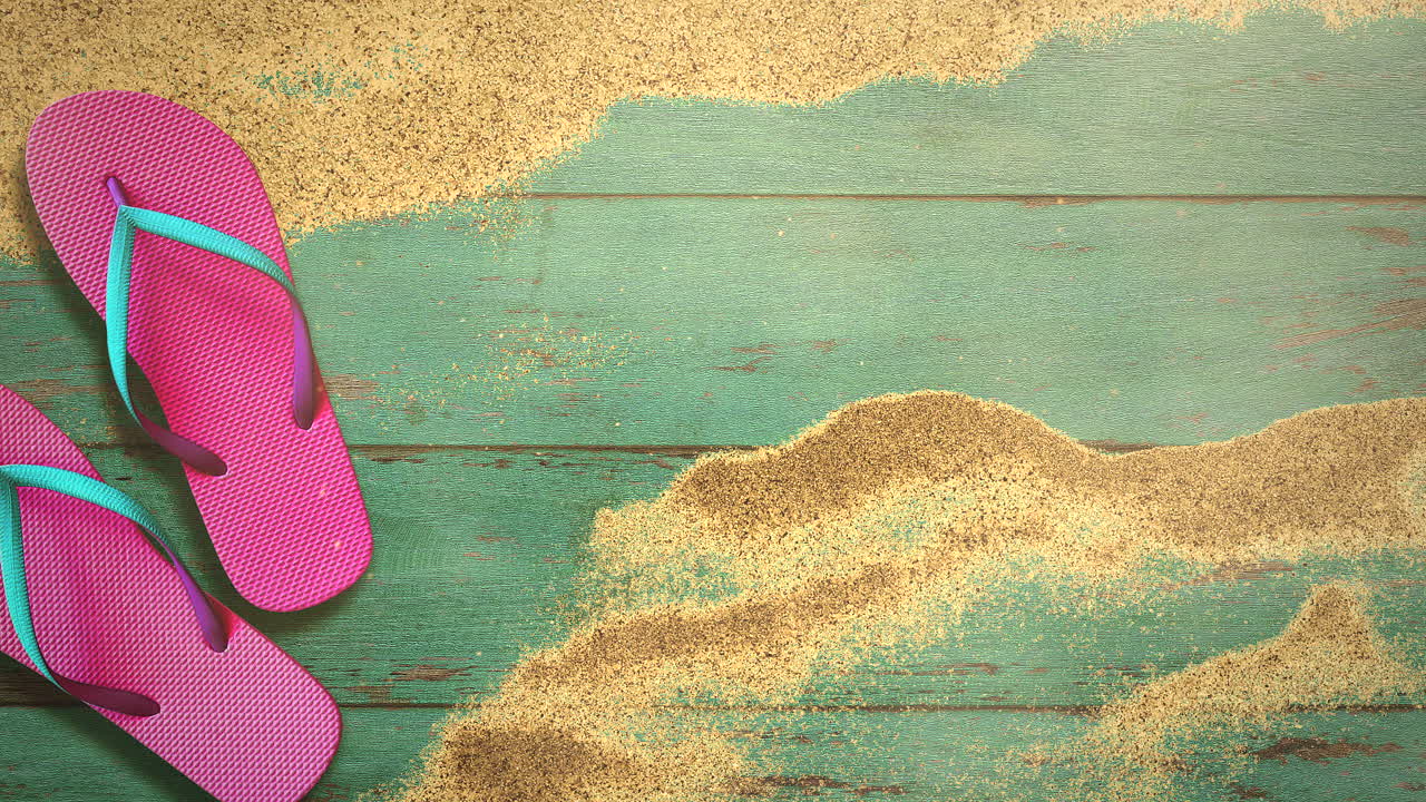 playa de arena de primer plano con sandalia en madera 3