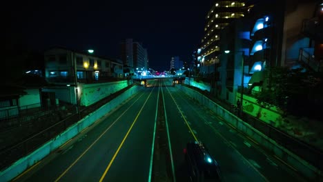 un time-lapse nocturno del atasco de tráfico en la calle del centro de tokio.