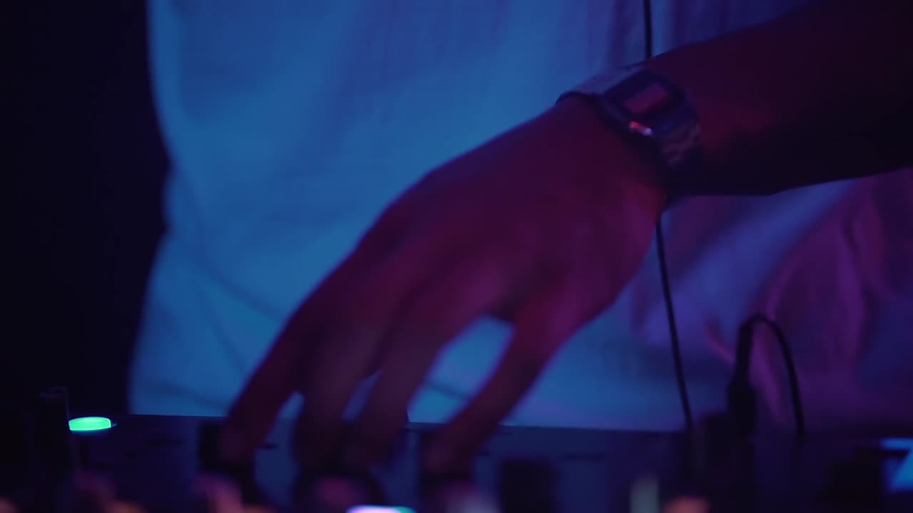 dj actuando en un club nocturno