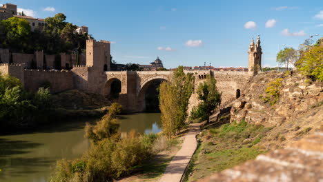 timelapse del puente de alcantara en la ciudad imperial de toledo, españa