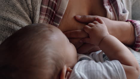 Madre-Joven-Amamantando-Al-Bebé-En-Casa-Lactante-Disfrutando-De-La-Maternidad