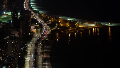 chicago playa de la avenida norte y la orilla del lago dr por la noche timelapse aéreo