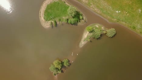 Luftdrohnenansicht-Von-Oben-Nach-Unten-Geschossenen-Kleinen-Inseln-Am-See-In-Den-Niederlanden