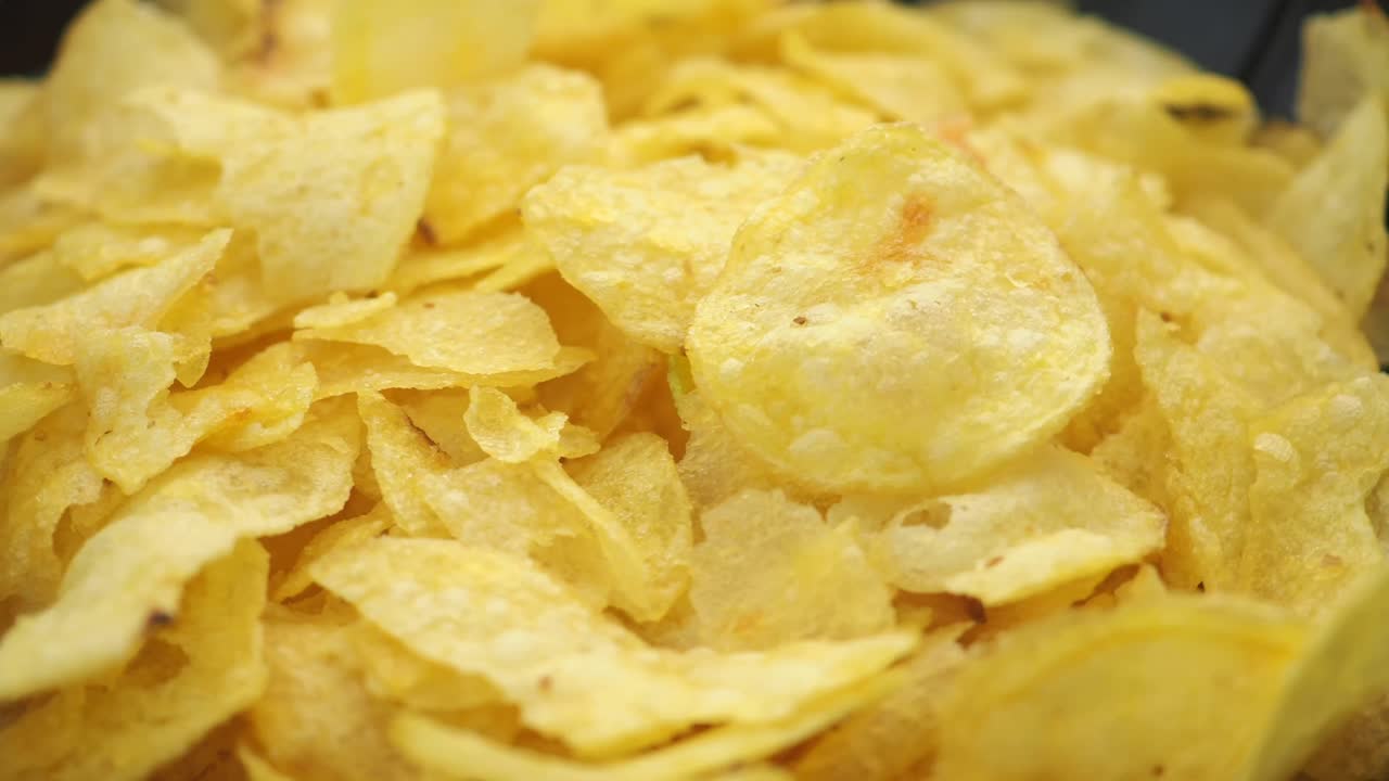 un montón de papas fritas