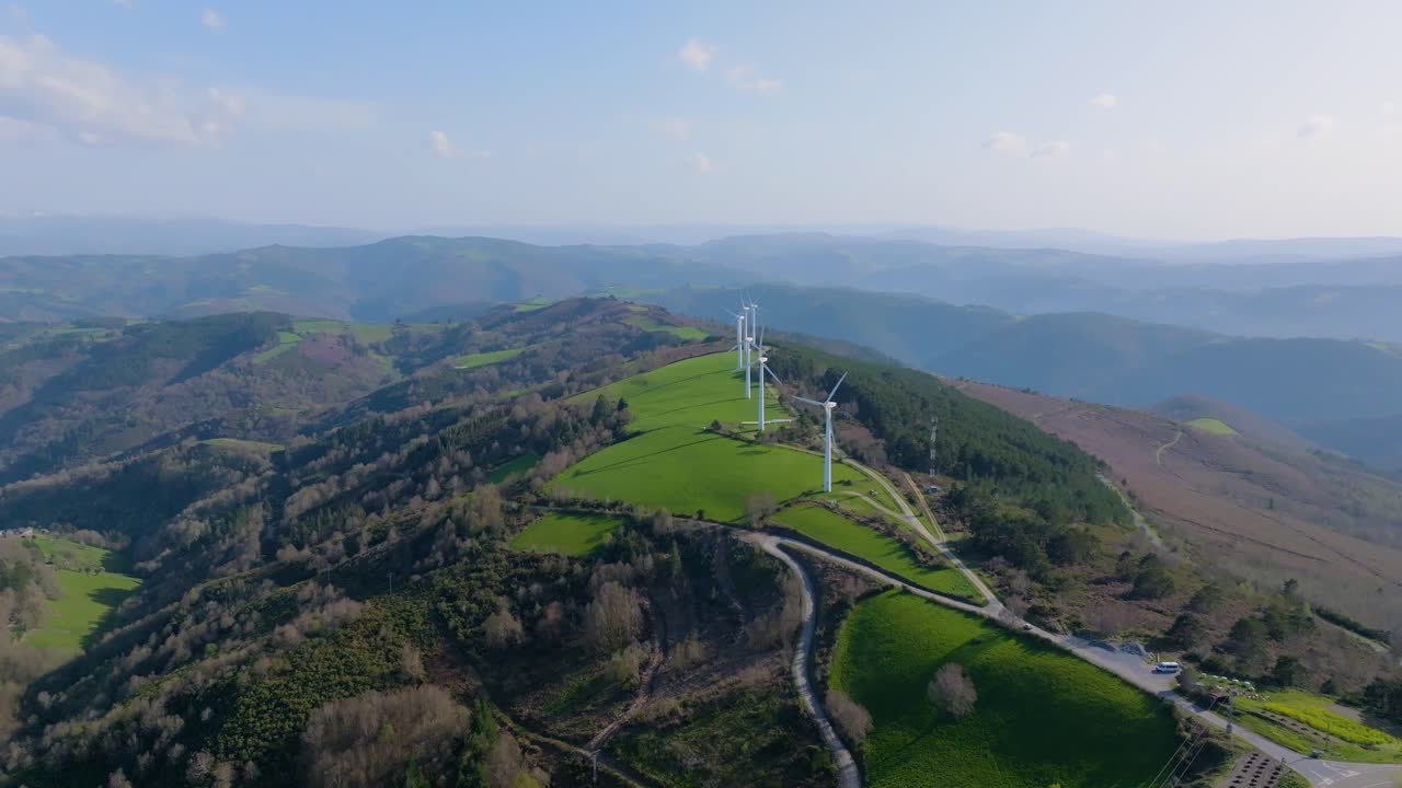 vista aérea de las turbinas eólicas en la montaña en fonsagrada, lugo, galicia, españa