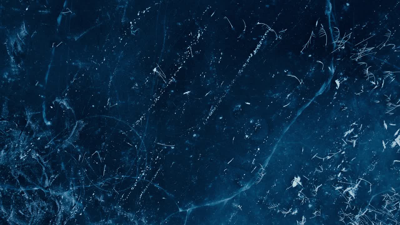 indre fosen, condado de trondelag, noruega - el omundvatnet ligado al hielo - aérea de arriba hacia abajo