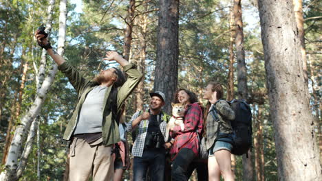 amigos haciendo senderismo en un bosque.