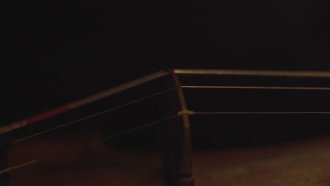 primer plano de violín antiguo, cambios de luz dramáticos sobre el instrumento, secuencias de video de música sinfónica clásica