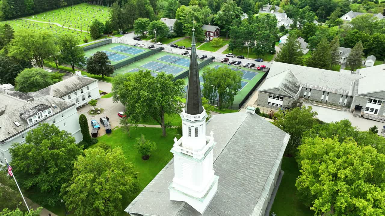 주변 캠퍼스를 보여주기 위해 회전하고 패닝합니다.