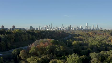 el horizonte de toronto, canadá, en la distancia, con un bosque interminable frente a él