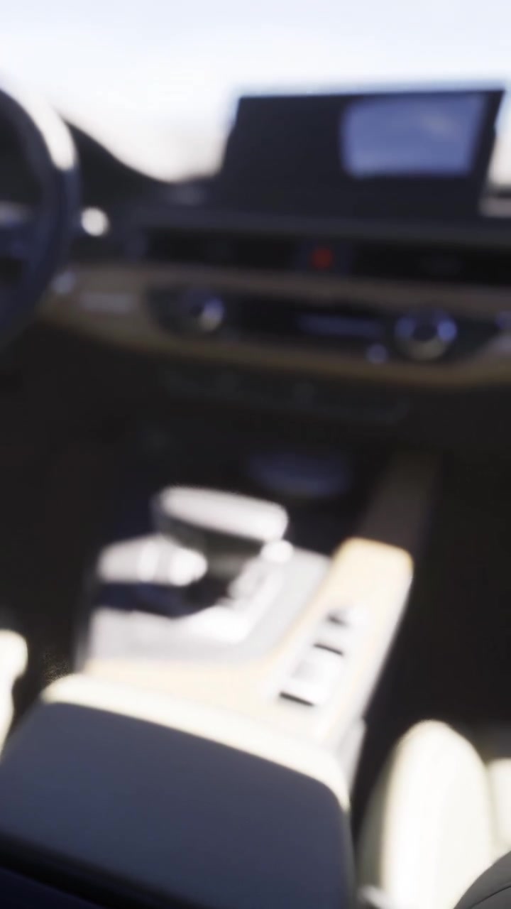Vista interna di un'auto che mostra il cruscotto e l'area del cambio