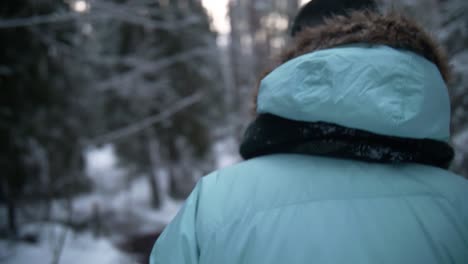 Mujer-Caminando-En-Un-Bosque-Con-Un-Fondo-De-Invierno-Borroso