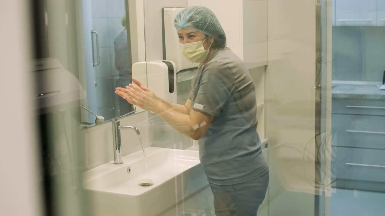 preparándose para una operación quirúrgica, el médico se lava las manos antes de la cirugía